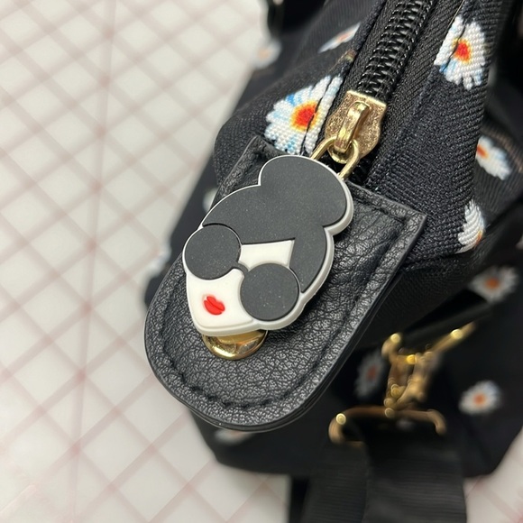 ALICE+OLIVIA Daisy Print Weekender Adjustable Strap Top Zip w Handle Duffle Bag - Picture 8 of 16